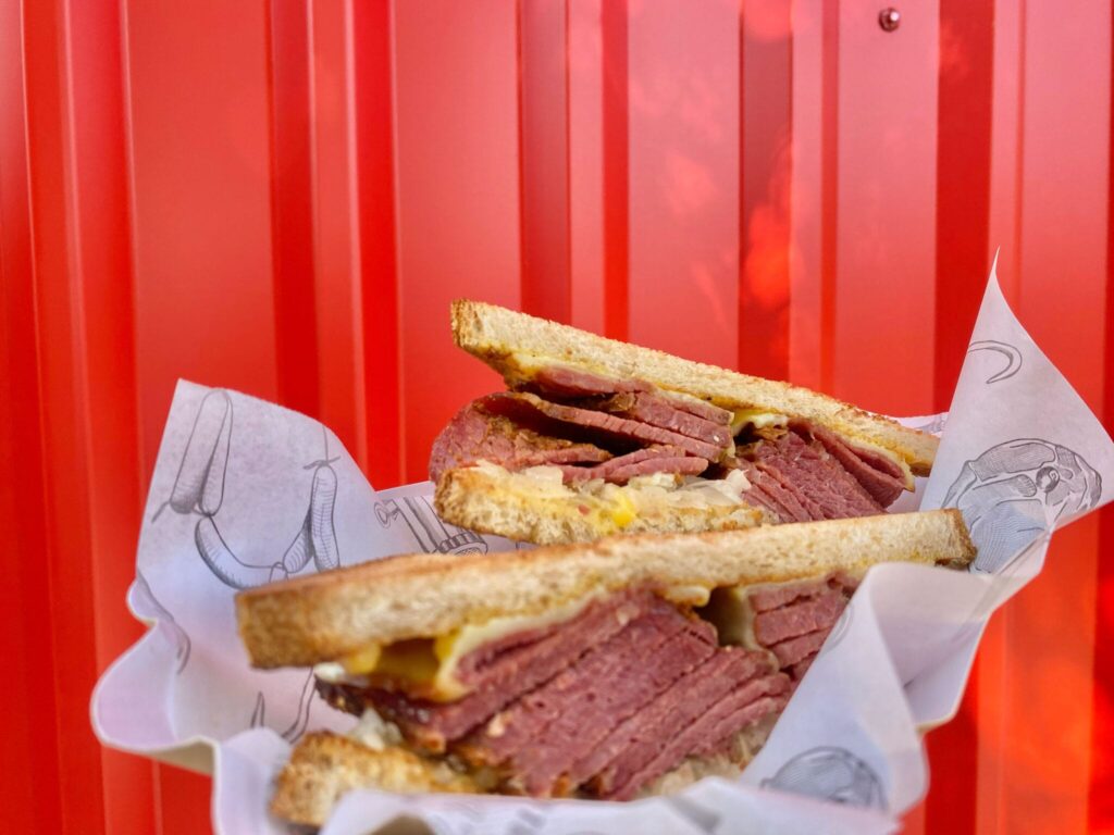 La Fiambrería incorpora sándwiches calientes en sus nuevos locales