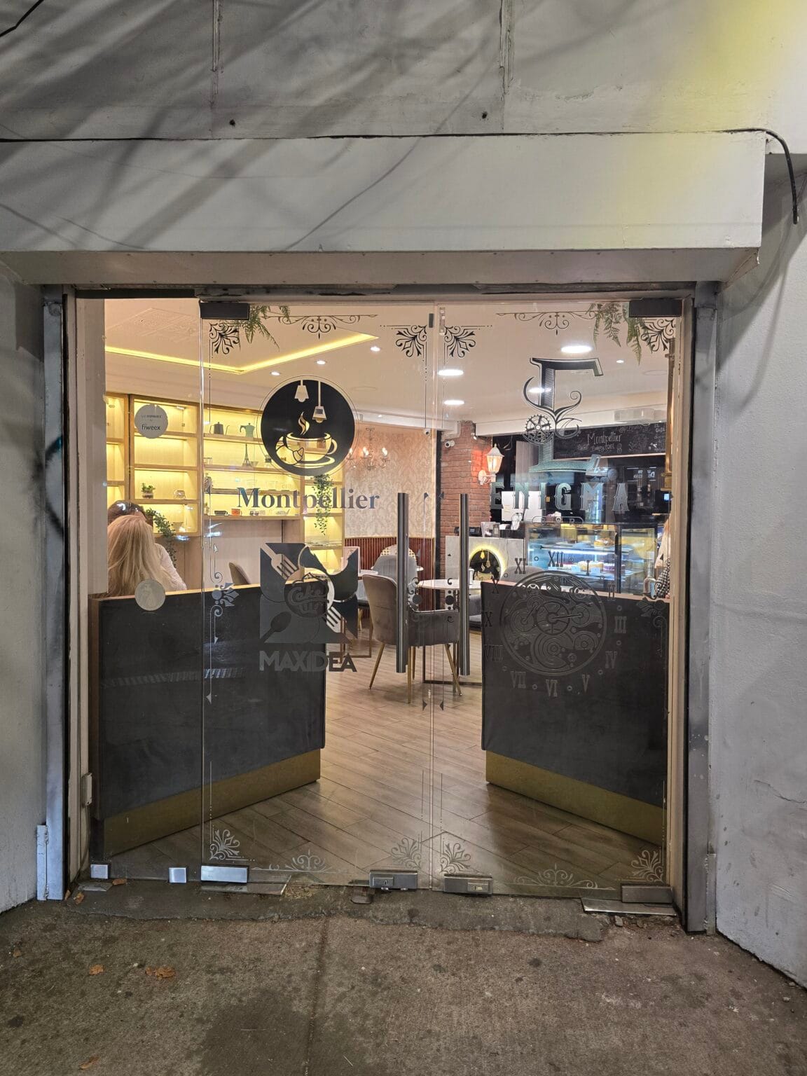 Tras estás puertas está oculto bar Enigma