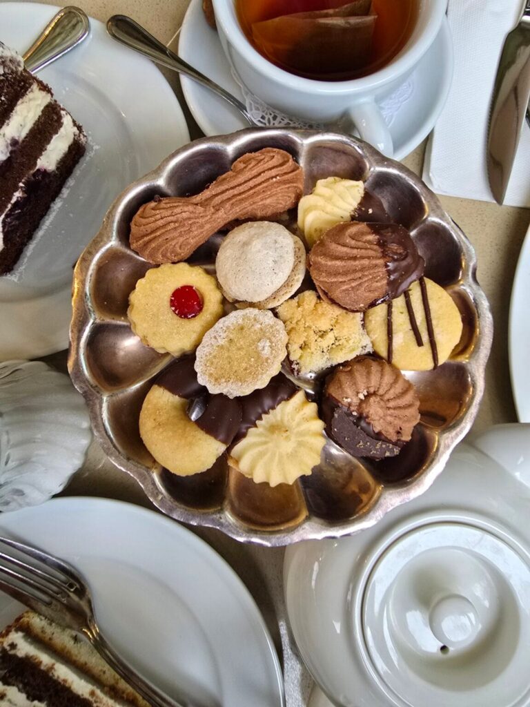 4 fascinantes salones de té para invitar a tus abuelos