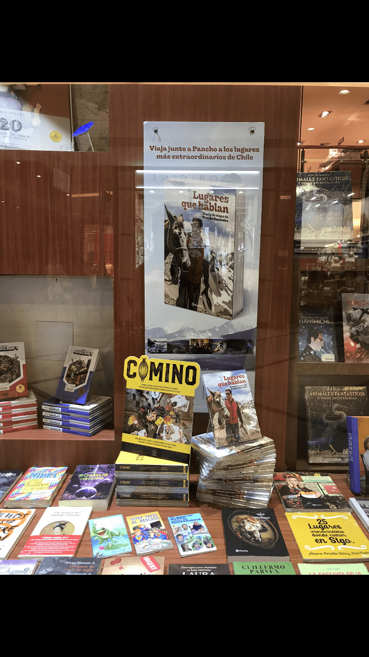 Vitrina en librería Antártica de Parque Arauco