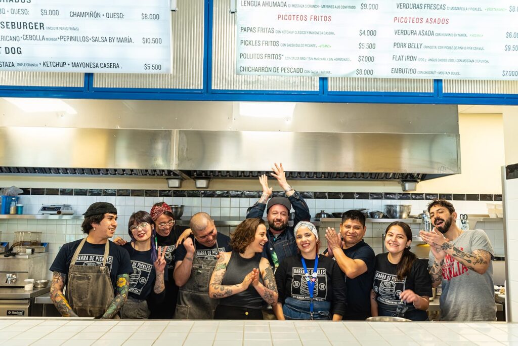 Barra de Pickles tira la casa por la ventana en su primer aniversario con fiesta, arte y cocineros invitados