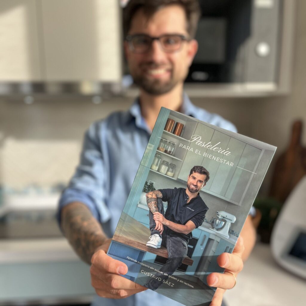 Gustavo Sáez lanza “Pastelería para el bienestar”, un libro de recetas sin azúcar, gluten ni lactosa