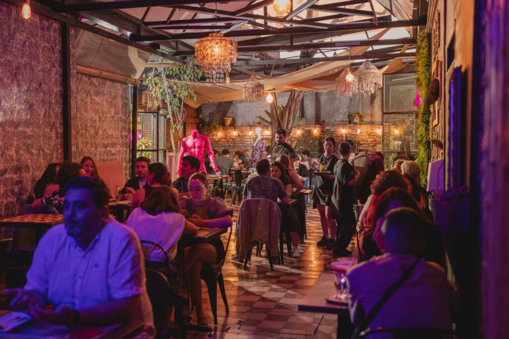 Guest internacional en Siam Thai: Otro Bar (Costa Rica) se toma la barra por una noche
