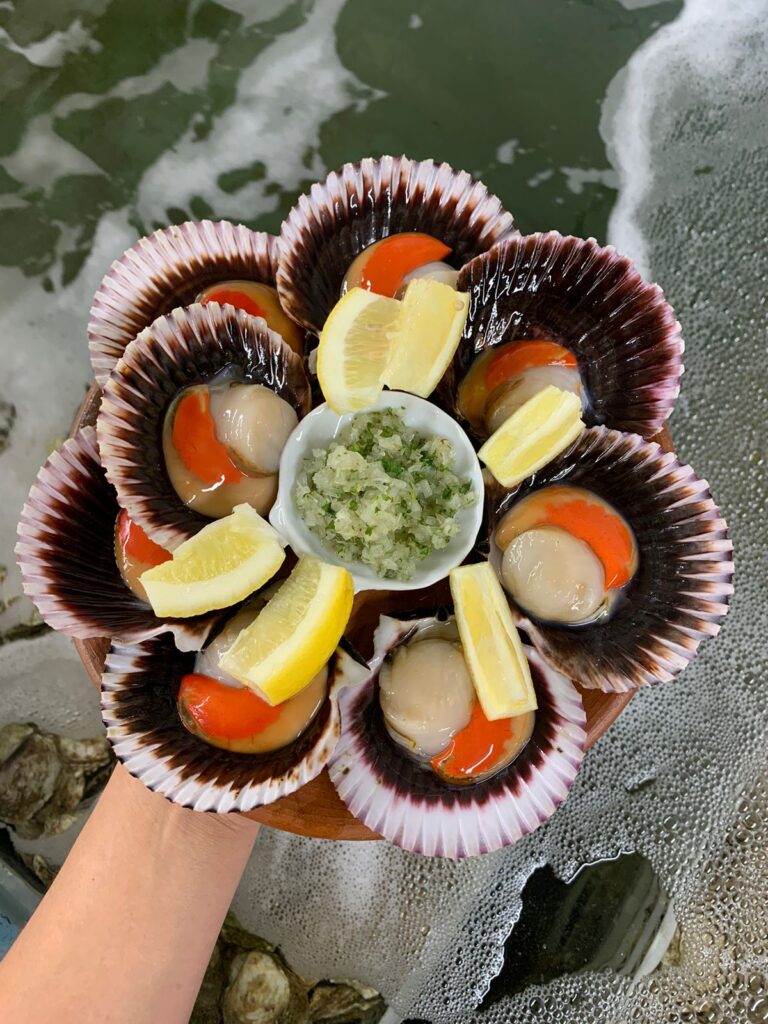 De la piscina al plato: Mariscos en su concha