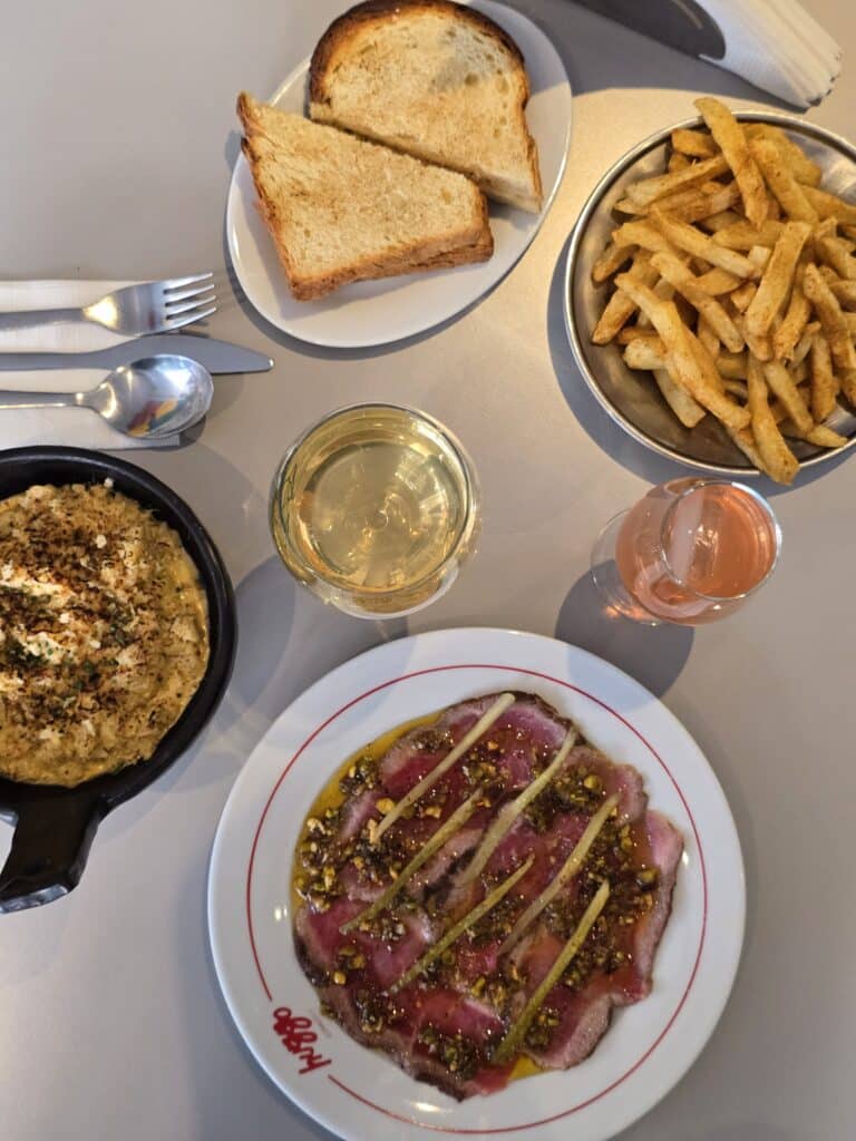 Huggo Comedor: el restaurante que apuesta por la calle en Providencia