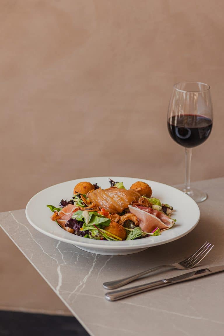 Ensalada con peras y croquetas de queso azul