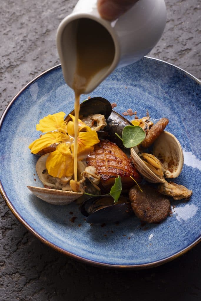Mathieu Michel, chef de AWA Puerto Varas, cocinará junto a Álvaro Romero en La Mesa