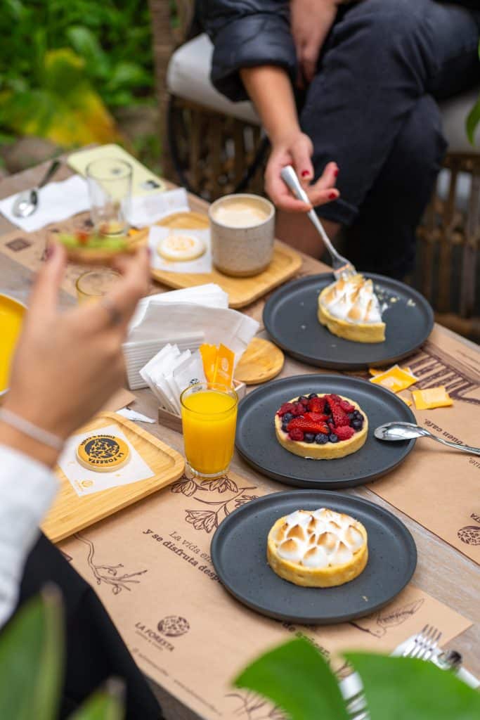 La Foresta: una cafetería rodeada de árboles y plantas en Providencia