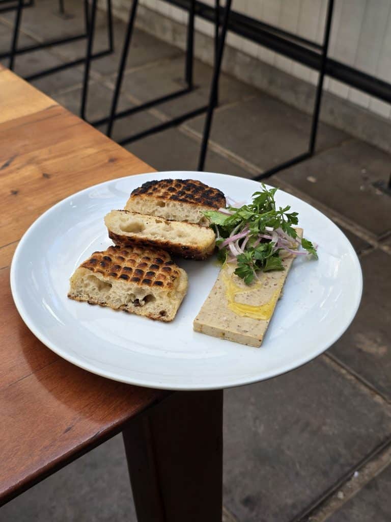 Pan a la brasa con paté de mollejas