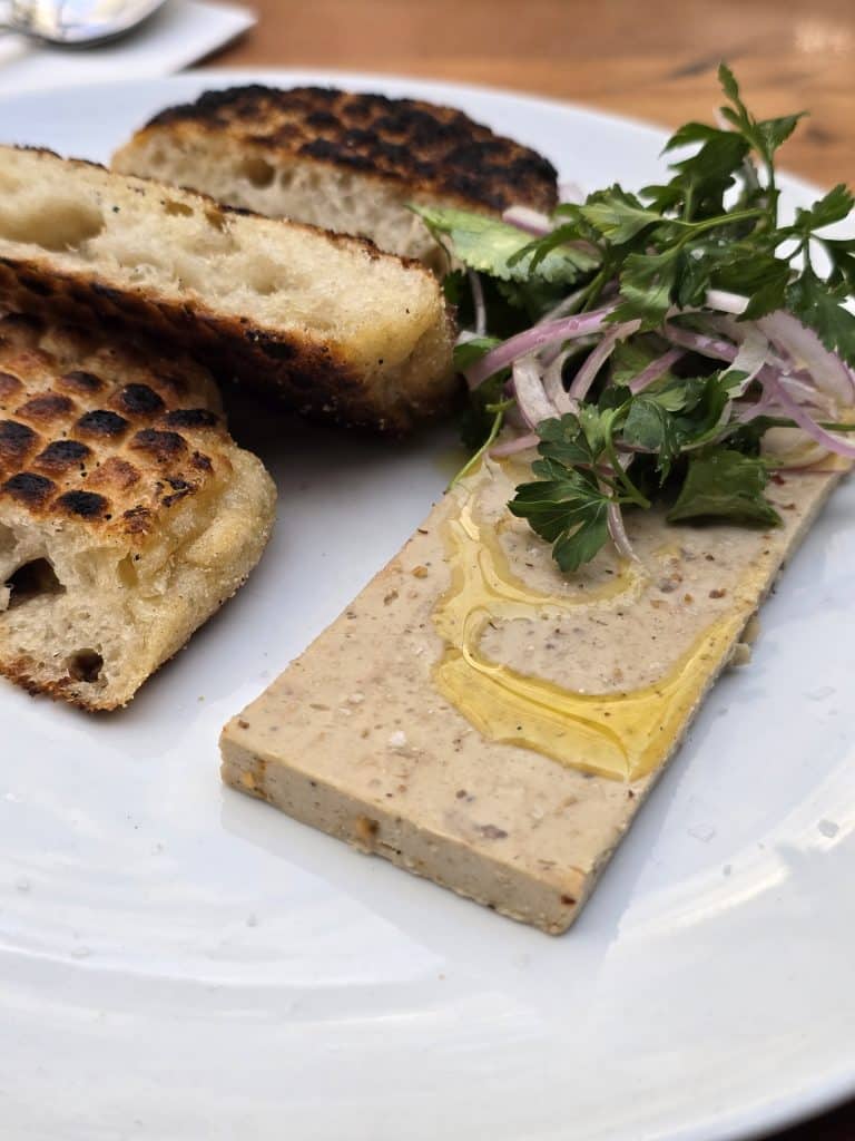 Pan a la brasa con paté de mollejas