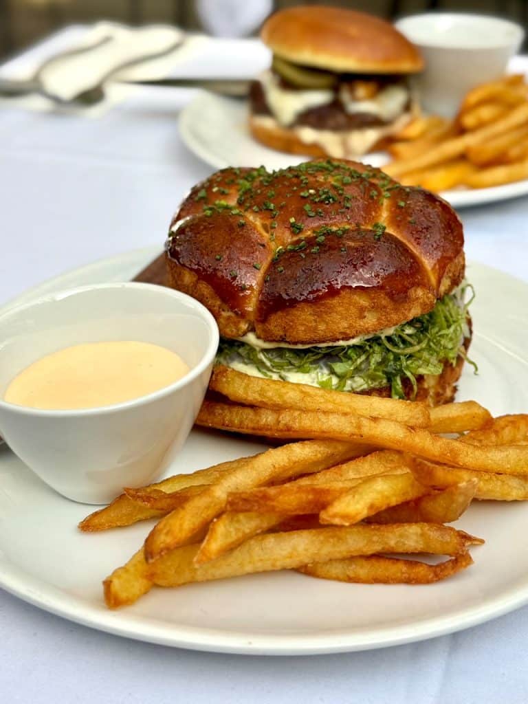 La Mesa estrena nueva carta de bar con sopaipillas, burgers y mocktails
