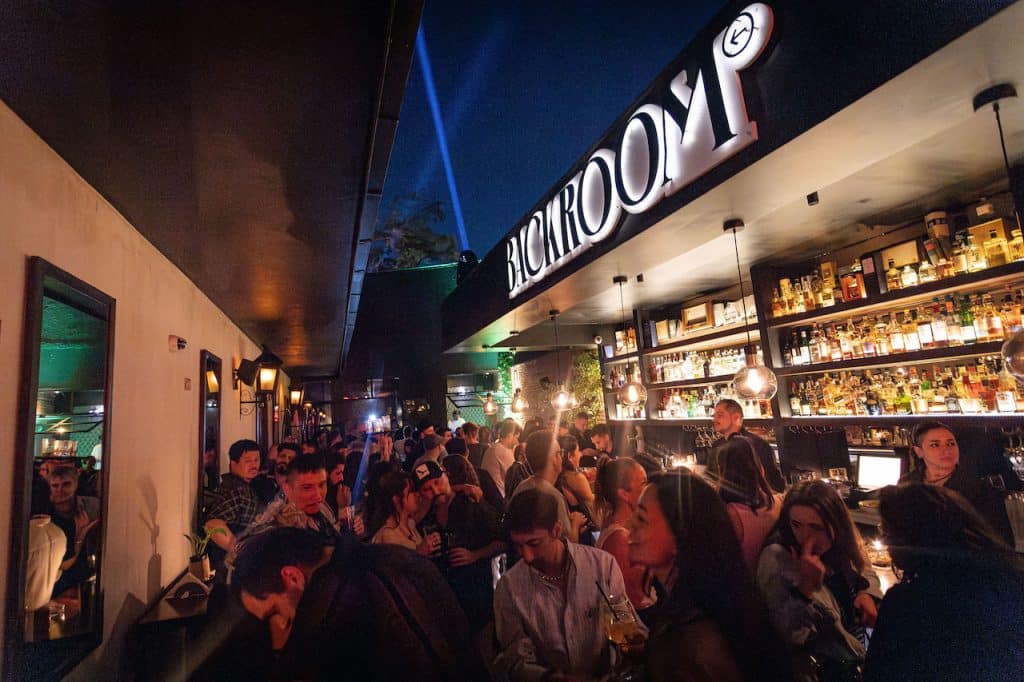 Salsa en vivo todos los martes en Backroom Bar