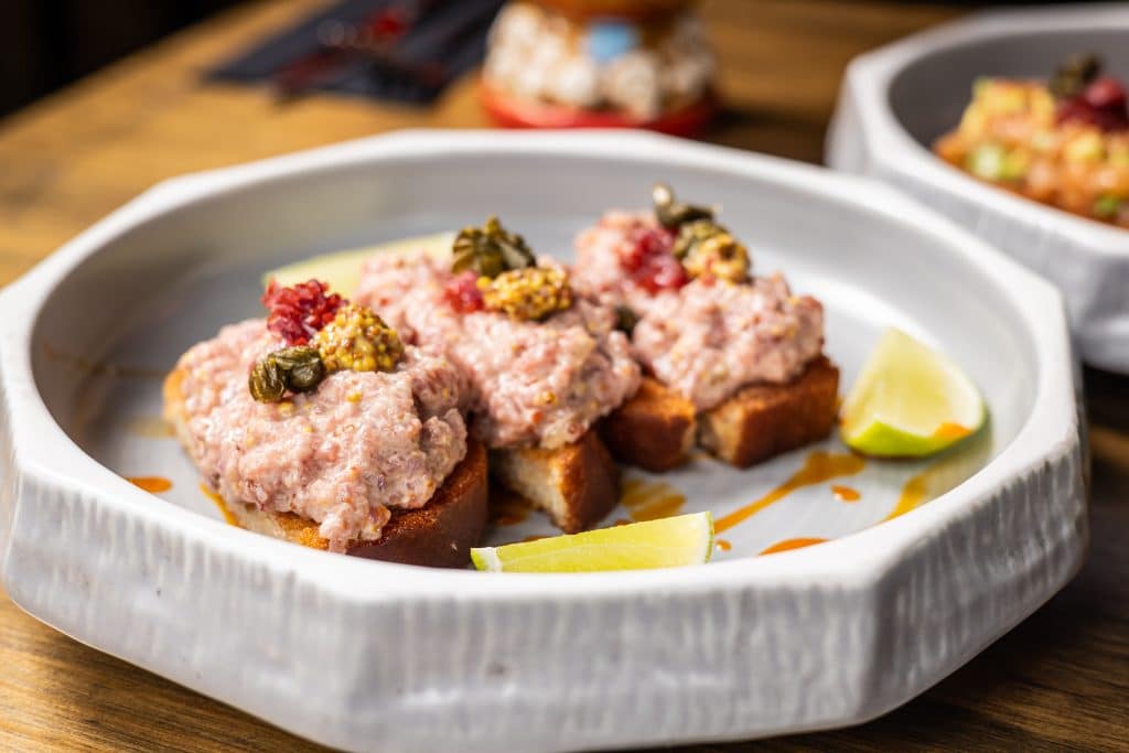 La nueva vida del Tártaro: 6 versiones del plato tendencia en restaurantes de Santiago