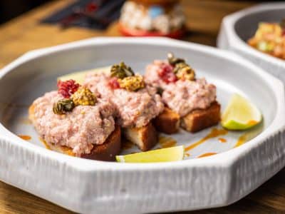 La nueva vida del Tártaro: 6 versiones del plato tendencia en restaurantes de Santiago