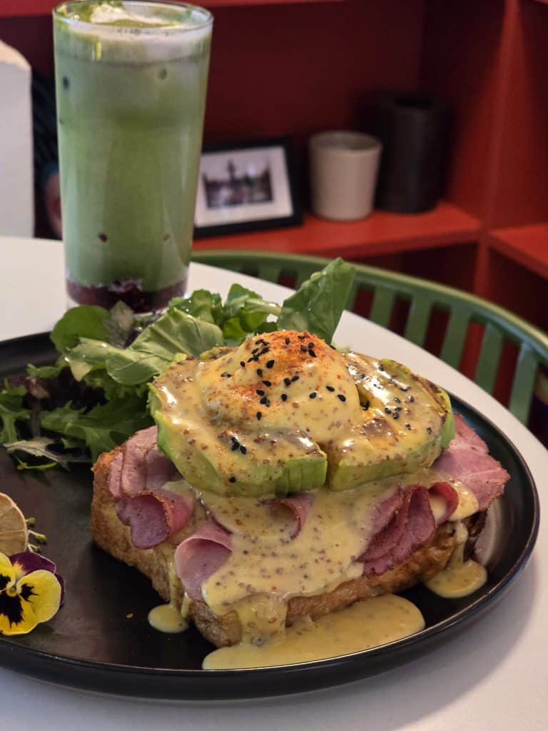 DOT: café y brunch en Barrio Italia inspirado en los camarines de grandes artistas