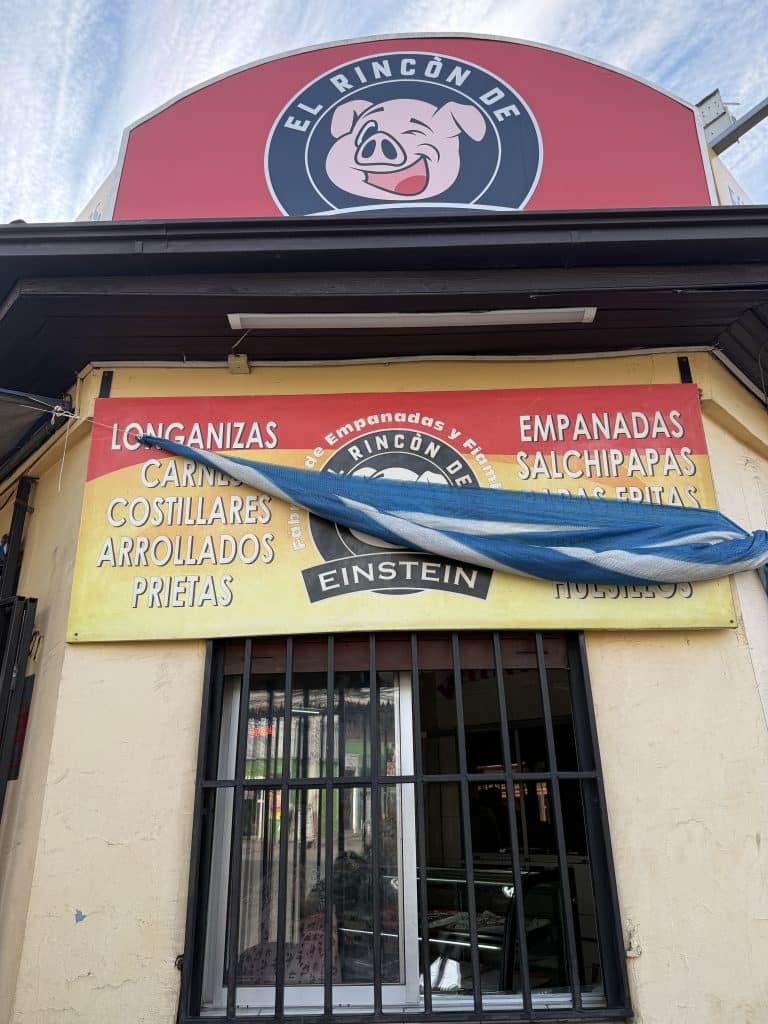 Justo frente a las Pipas de Einstein está el Rincón de Einstein SpA, donde conviven las longanizas de Chillán y de San Carlos, junto a otras carnes y embutidos típicos chilenos. Una buena parada para llevarse de las dos y resolver la disputa en la parrilla.
