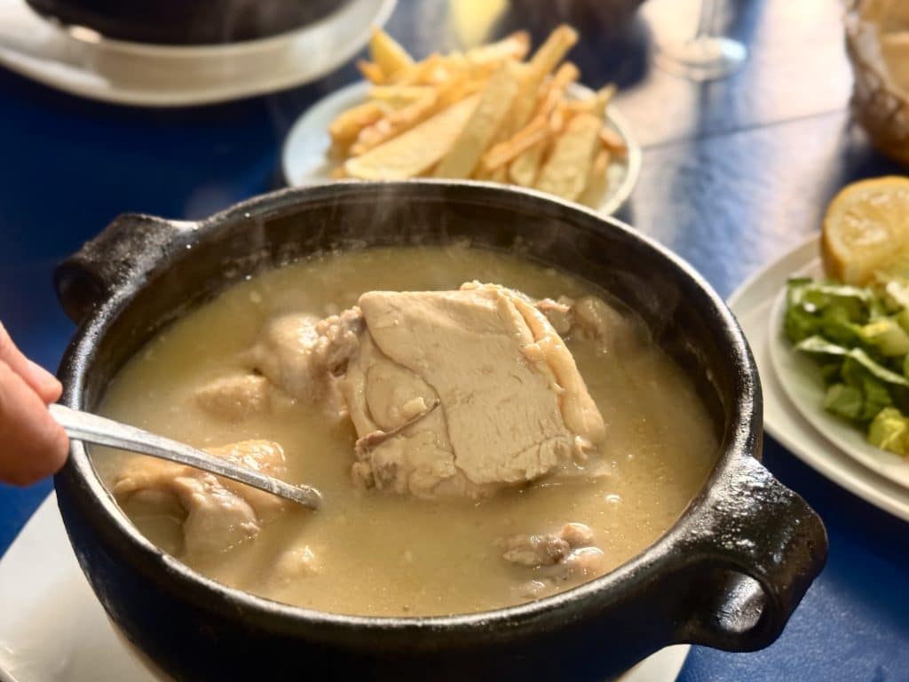 El Rincón de la Mamita: pollo al cognac en olla de greda para un festín en patota