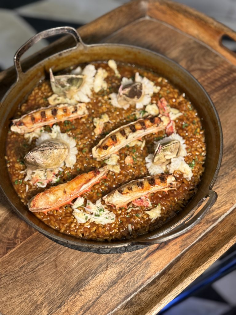 Arroz al hierro con picorocos y pinzas de centolla, otro lujo Casa Las Cujas