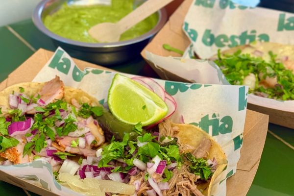 Taco al pastor, taco de birria y al fondo quesadilla con camarones